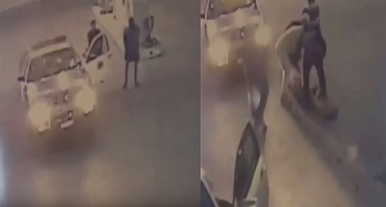 بالفيديو.. مواطنون يساعدون شرطيًا في القبض على رجل حاول التهجم عليه