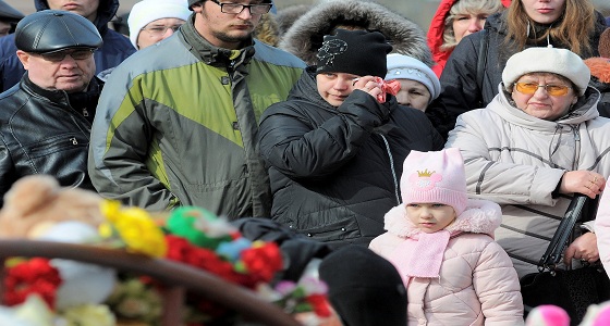 بالصور.. &#8221; دموع وورود &#8221; في وداع ضحايا المركز التجاري الروسي