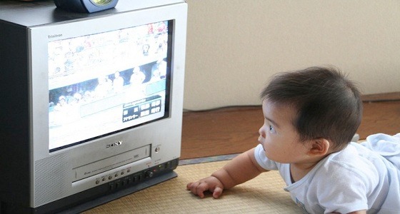 دراسة تؤكد أهمية منع طفلك من مشاهدة التلفزيون قبل عمر العامين