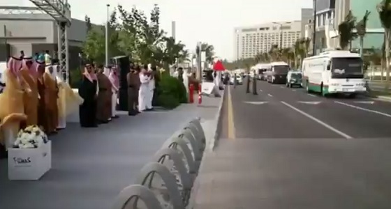 بالفيديو.. رد فعل أمير مكة أمام حافلة تحمل صور الشهداء