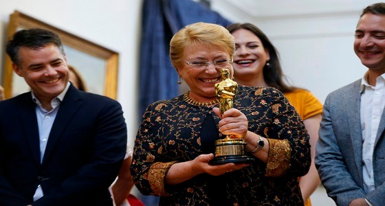 بالصور .. رئيسة تشيلي تحتفل بجائزة الأوسكار لأفضل فيلم أجنبي