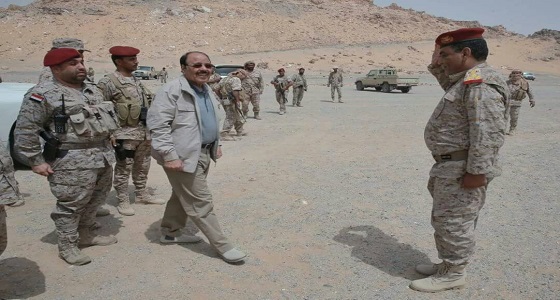 نائب الرئيس اليمني يطّلع على جهود التدريب والإعداد في معسكر استقبال المنضمين للجيش