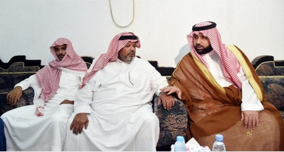 بالصور.. الأمير محمد بن عبدالعزيز ينقل تعازي القيادة لوالد الشهيد الحكمي