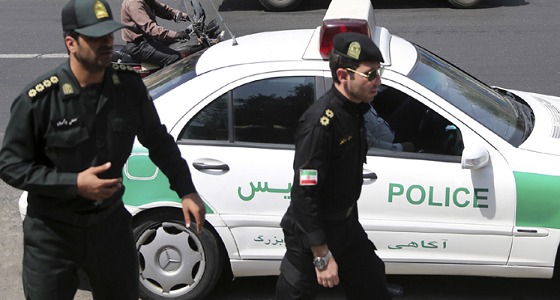 الشرطة الإيرانية تجبر أحوازي على التعري بشكل كامل