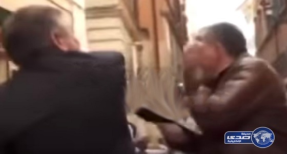 بالفيديو.. وزير إيطالي سابق يغضب من صحفي ويصفعه على الهواء