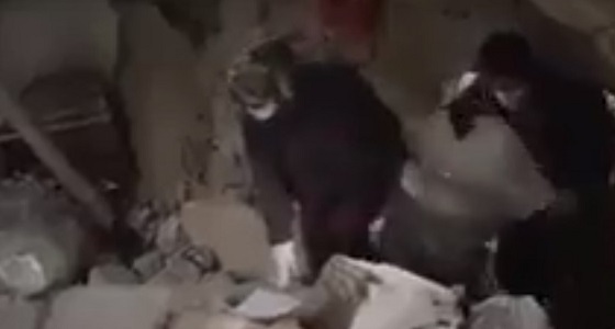 بالفيديو.. لقطات مأساوية لبقايا جثث تحت الأنقاض في العراق