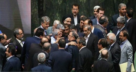بالفيديو والصور.. اشتباكات وصياح في جلسة بالبرلمان الإيراني
