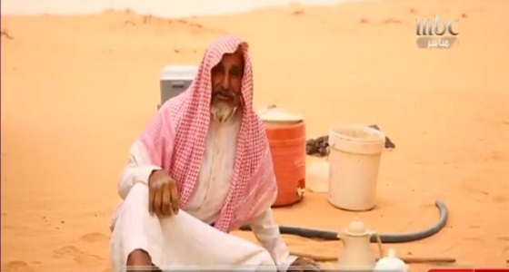 بالفيديو : عشق طفولي يدفع تسعيني للعيش وحيداً في الصحراء