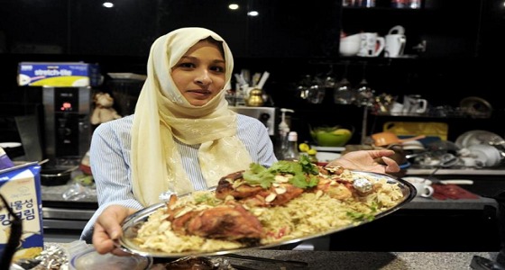بالفيديو والصور.. فتاة سعودية تبهر الكوريين الجنوبيين بالأكل الشعبي السعودي
