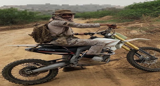 بطل من القوات الخاصة يمشط وديان جبهة الملاحيط على ظهر دراجة نارية