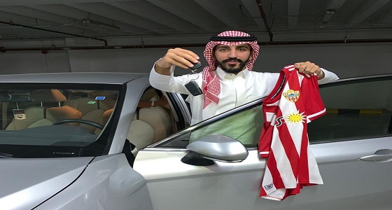 شاب يتسلم سيارة من تركي آل الشيخ بعد توقعه فوز ألميريا الإسباني
