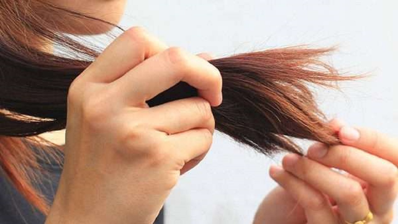 أسباب شائعة تؤدي إلى تقصف شعر المرأة