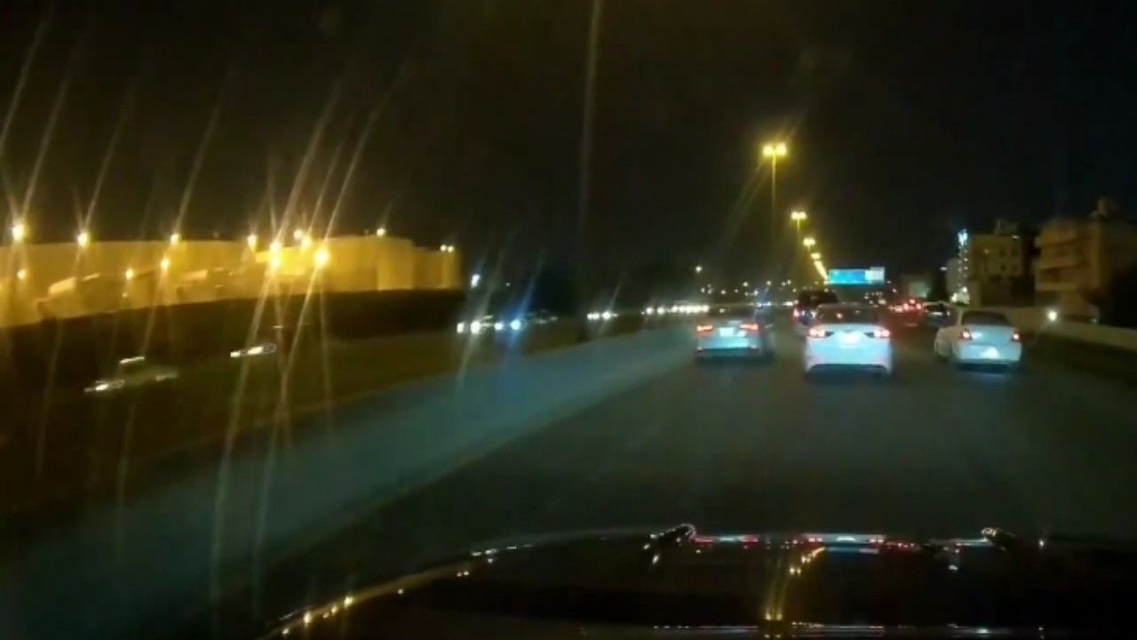 بالفيديو.. قائد مركبة متهور يتجاوز 3 مركبات بطريقة خطرة على طريق الحرمين