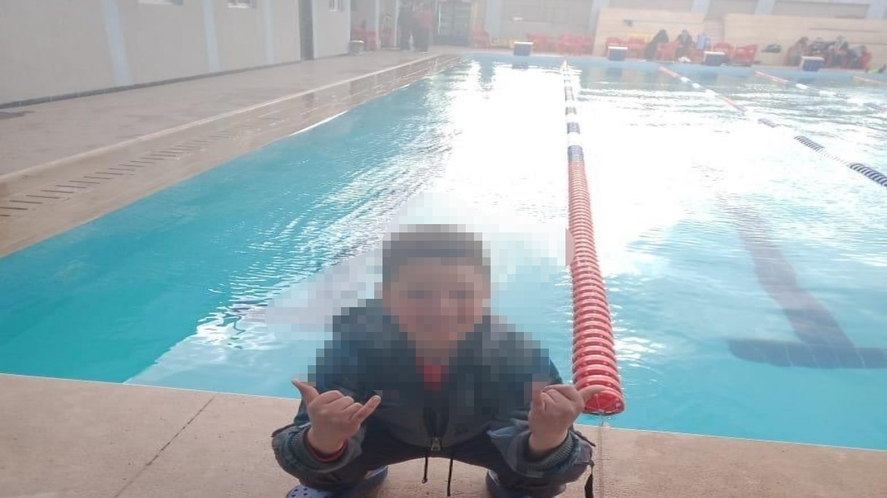 بالفيديو.. الكهرباء تنهي حياة طفل داخل حمام سباحة أمام زملائه