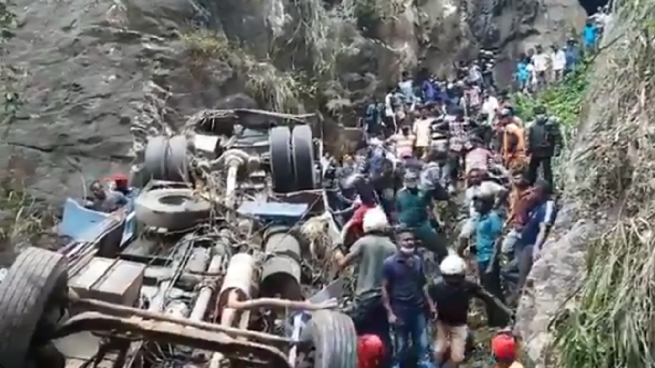فيديو يوثق لحظة سقوط حافلة من ارتفاع شاهق بسيرلانكا
