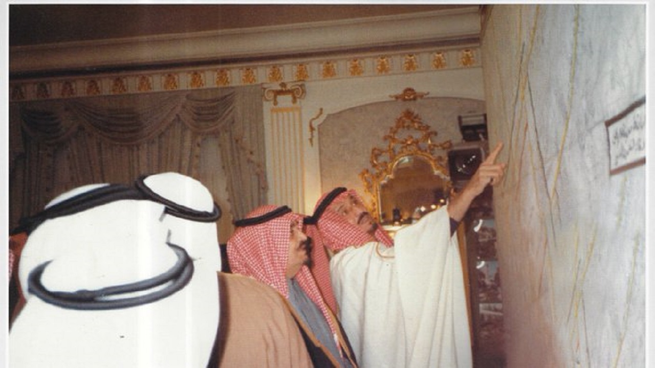 صورة نادرة للملك فهد يستمع للملك سلمان قبل تولي الحكم