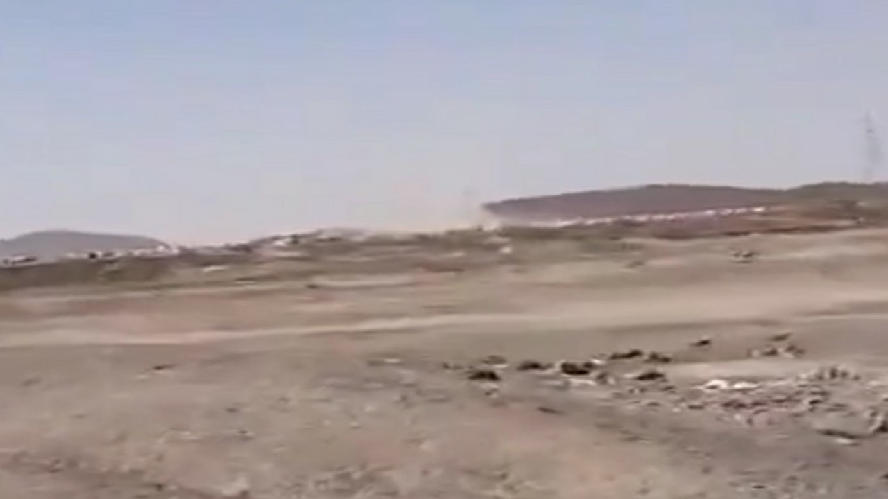 شاهد.. لحظة استهداف الحوثيين لأحد مخيمات النزوح بالصواريخ في مأرب