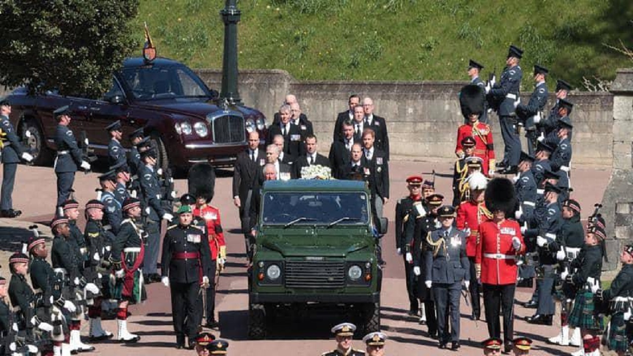 بالفيديو.. الأمير هاري يشارك في جنازة جده دون زوجته ميغان