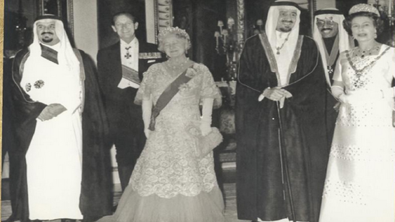 صورة تاريخية للملك خالد مع الأمير فيليب