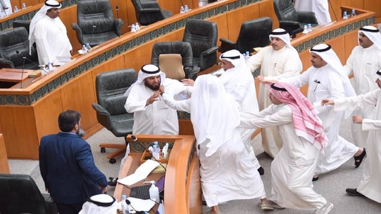بالصور.. تشابك بالأيدي بين بعض النواب في مجلس الأمة الكويتي