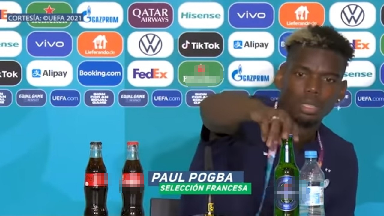 بالفيديو.. بوغبا يرفض وجود زجاجة خمر أمامه بالمؤتمر الصحفي