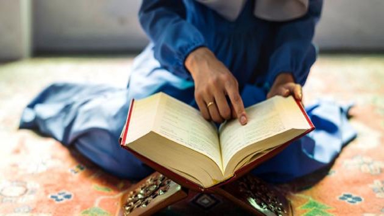 وفاة طالبة وهي تقرأ القرآن على معلمتها وزميلاتها بالرياض