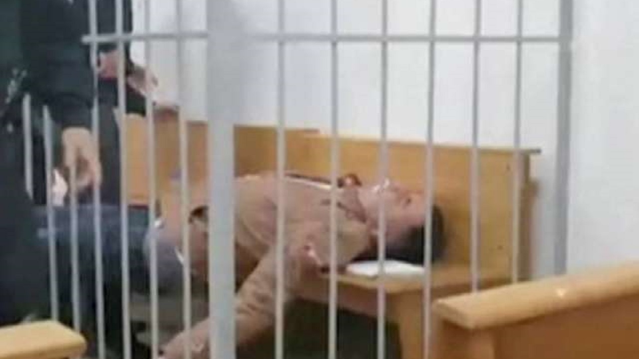 معارض بيلاروسي يطعن نفسه خلال جلسة محاكمته