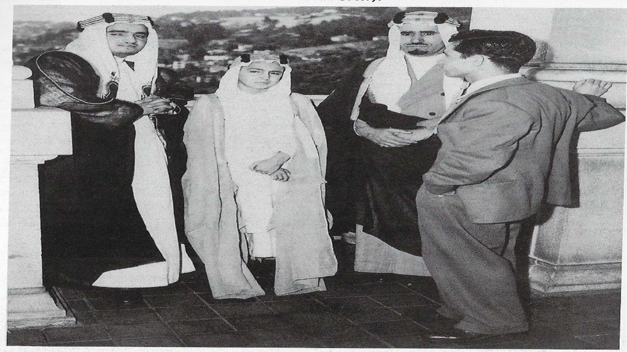 صورة نادرة تجمع الأمير محمد بن عبد العزيز وأخيه الملك فهد قبل 76 عاما