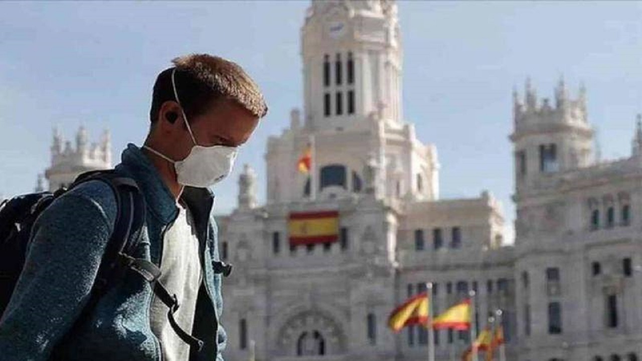 إسبانيا تلغي قرار إلزام الأفراد بالكمامات في الأماكن العامة