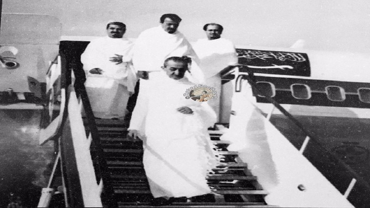 صورة نادرة للملك فيصل والملك عبدالله بملابس الإحرام في جدة