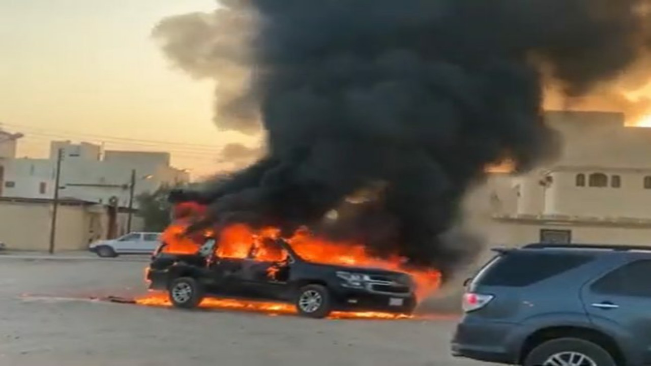 بالفيديو..  النيران تلتهم مركبة أثناء سيرها في الأفلاج 