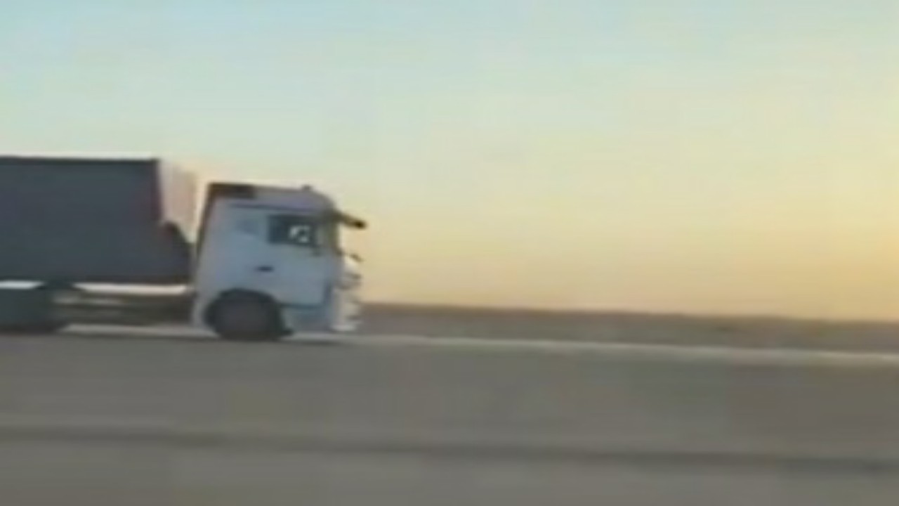 بالفيديو.. شاحنة تسير عكس الاتجاه على طريق الرياض_القصيم 