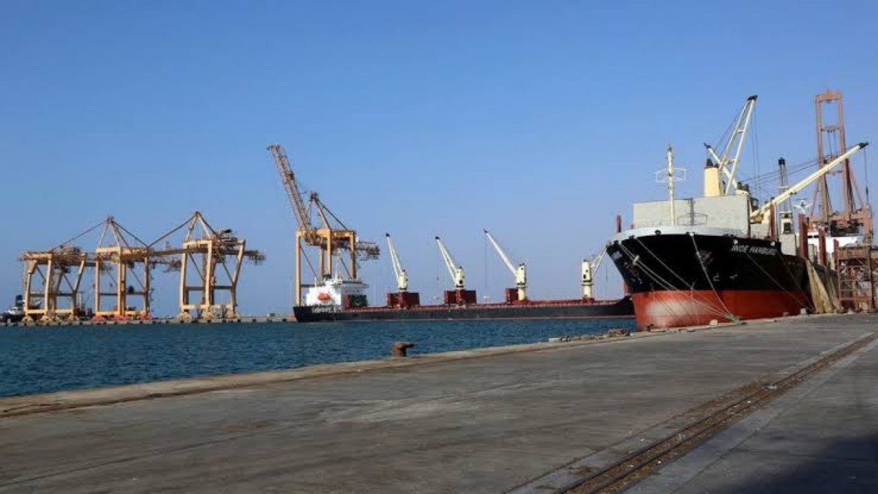 ميليشيا الحوثي ترفض إنزال حمولة سفينة من القمح بميناء الحديدة