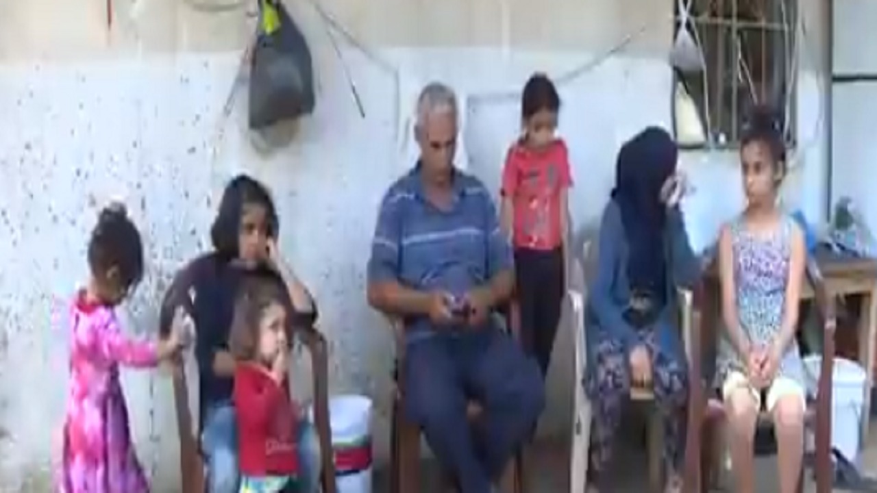 بالفيديو.. سكان لبنان يعودن للحطب لطبخ طعامهم بعد انهيار الاقتصاد