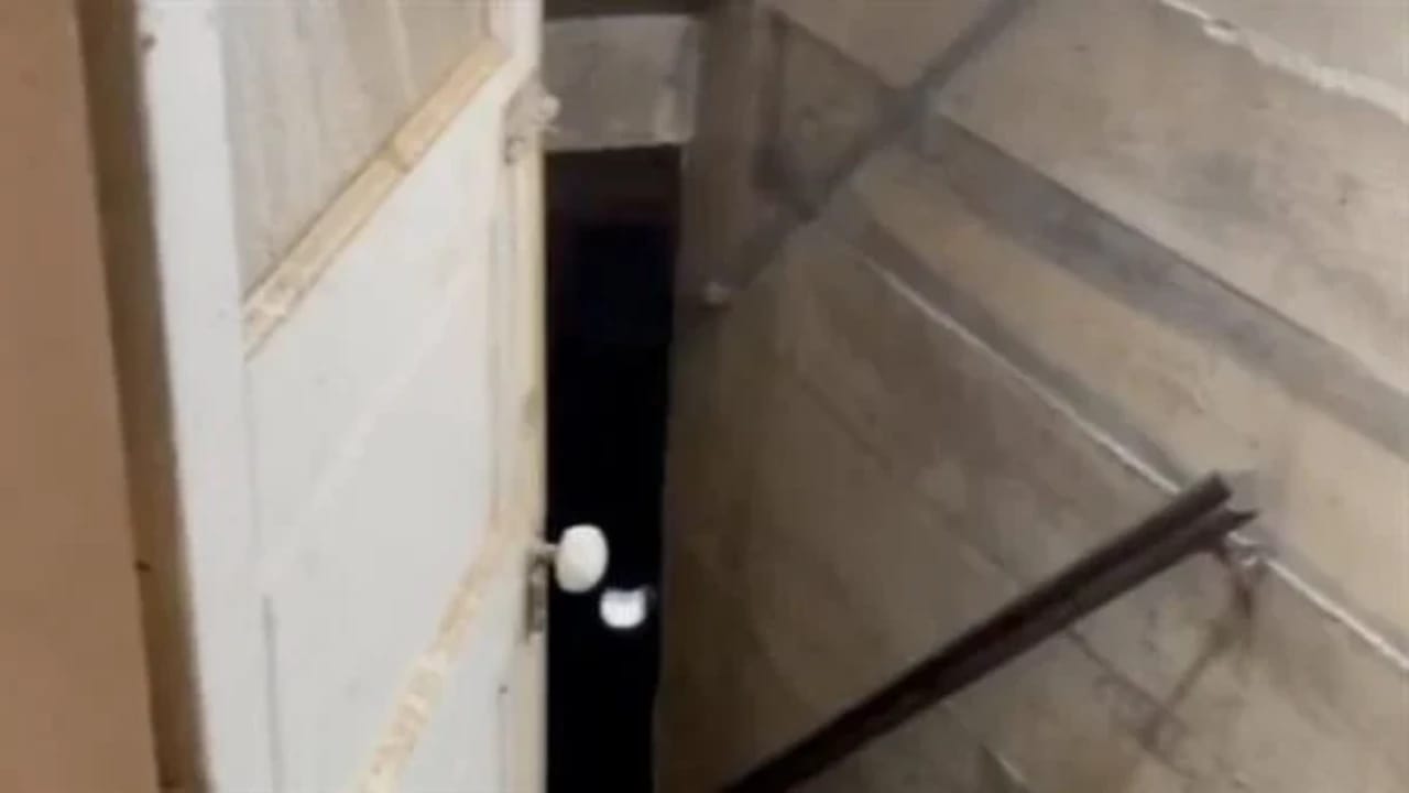 رجل يكتشف وجود كهف غامض أسفل منزله