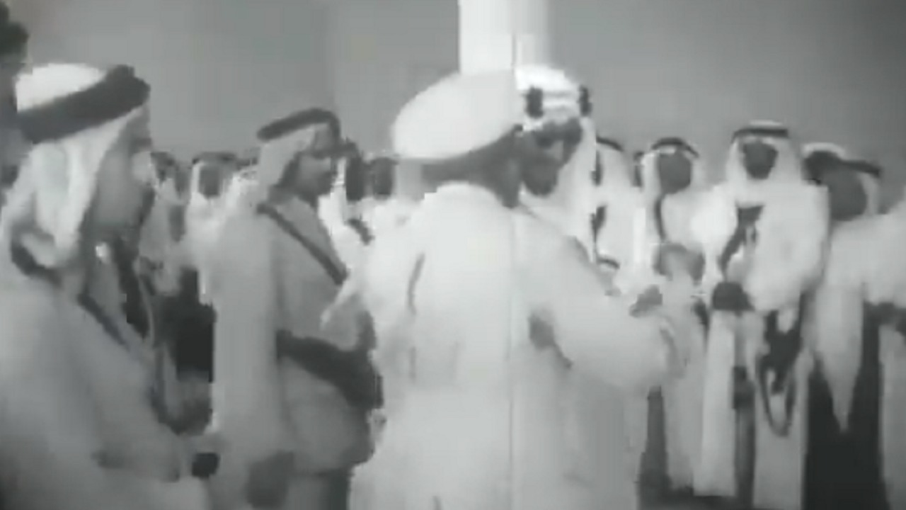 بالفيديو.. لحظة استقبال الملك سعود للرئيس المصري محمد نجيب عام 1372هـ