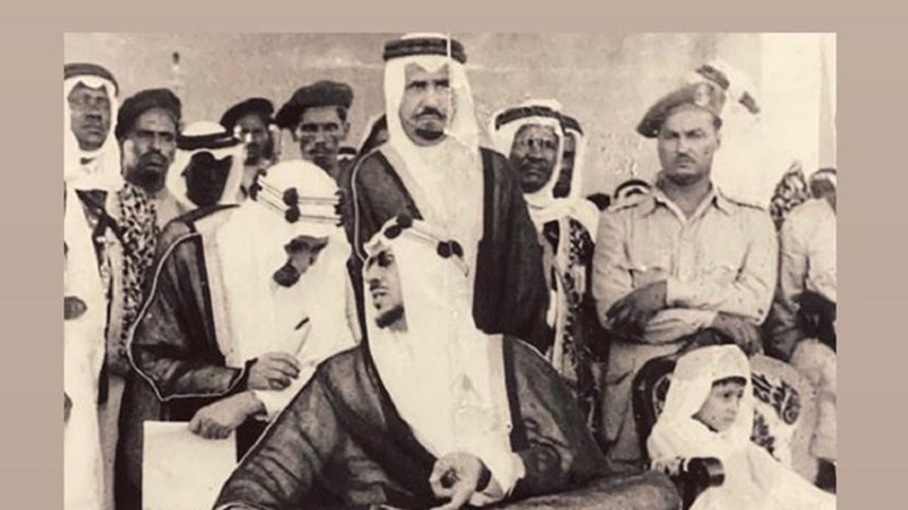 صورة نادرة للملك سعود مع نجله الصغير والملك فيصل