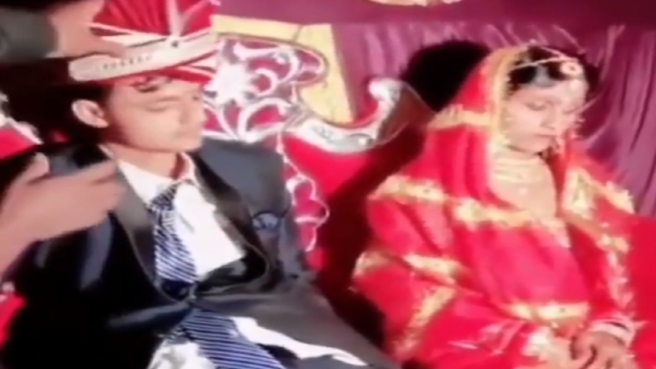 بالفيديو.. عريس ينام بجوار عروسه في حفل زفافهما