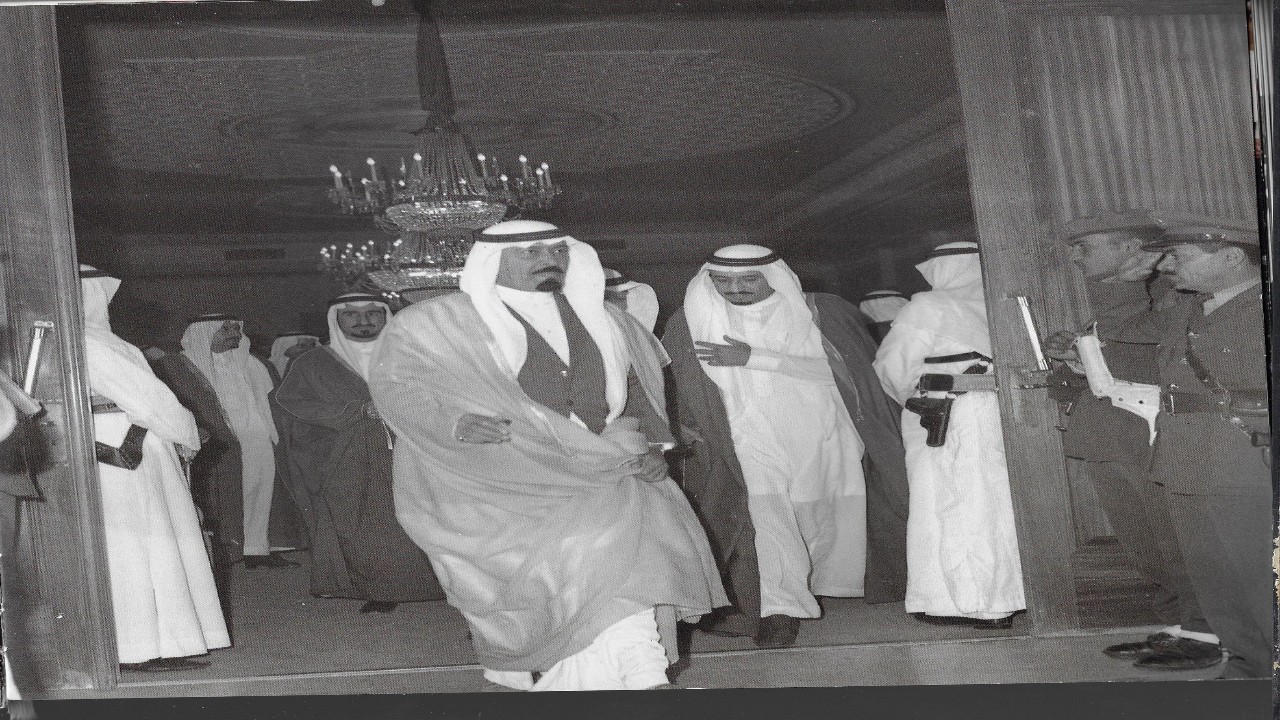 صورة نادرة للملك عبدالله وخادم الحرمين أثناء انتظار وصول سليمان فرنجية في مطار الرياض 