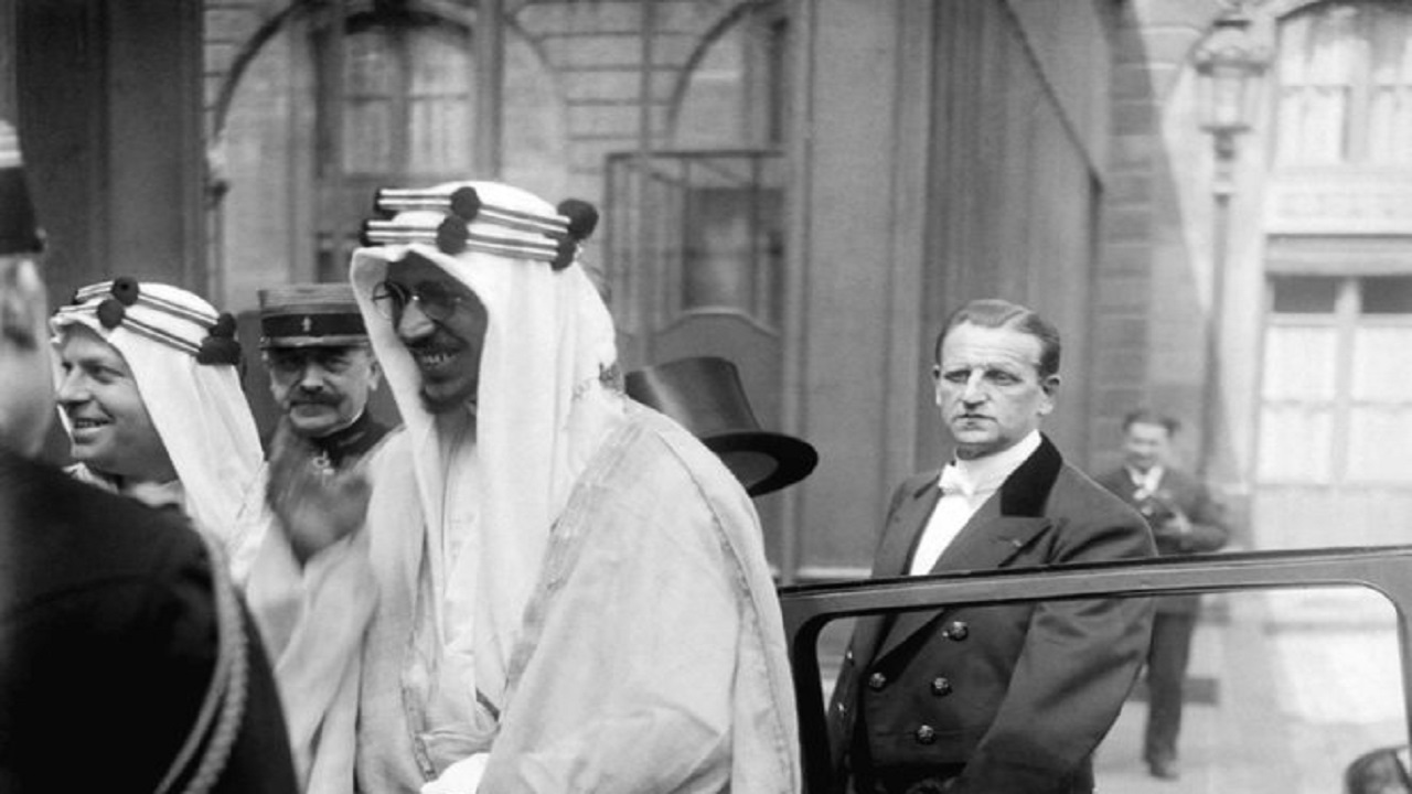 صورة نادرة للملك سعود أثناء زيارته لفرنسا قبل 85 عاما