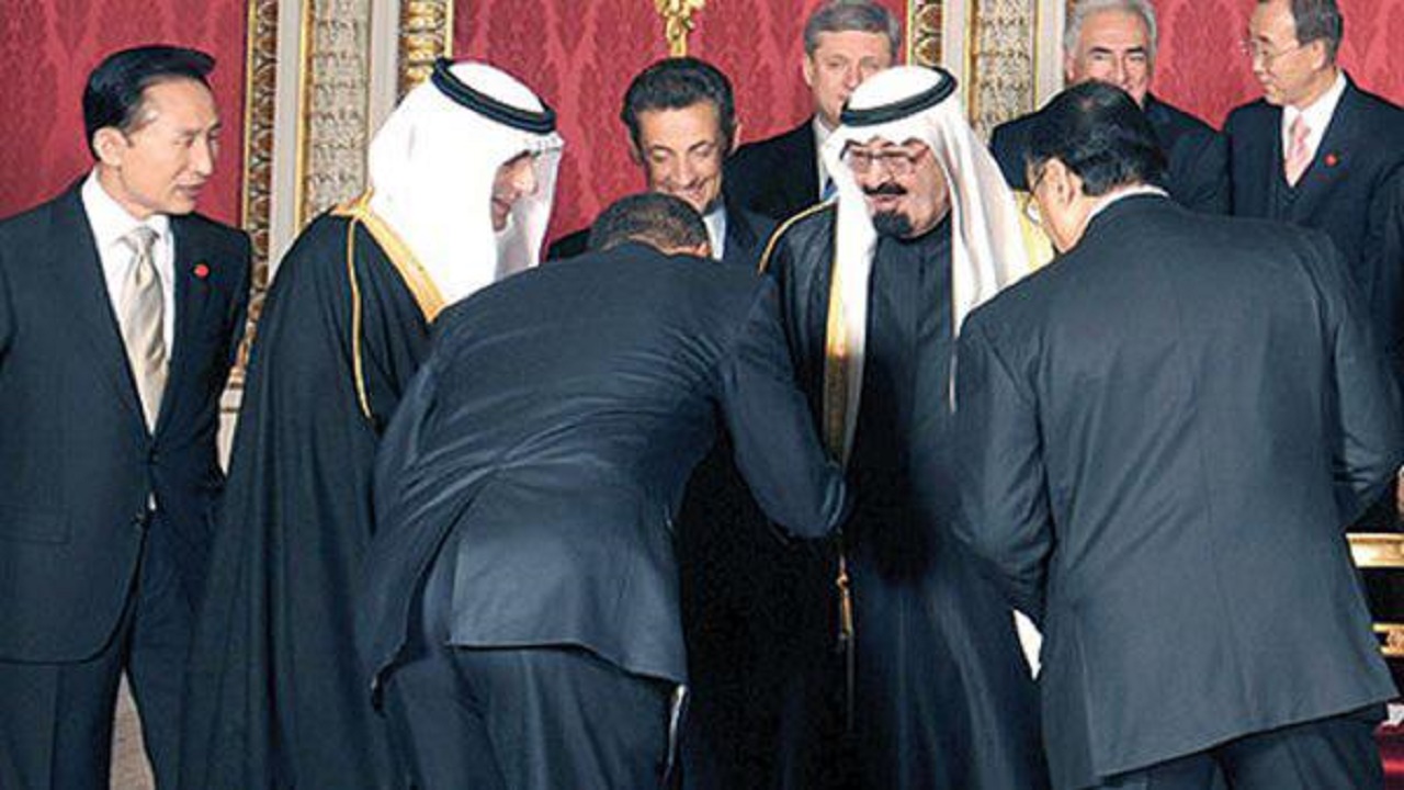 بالفيديو.. التاريخ يذكر انحناء الرئيس الأمريكي لملك المملكة العربية السعودية