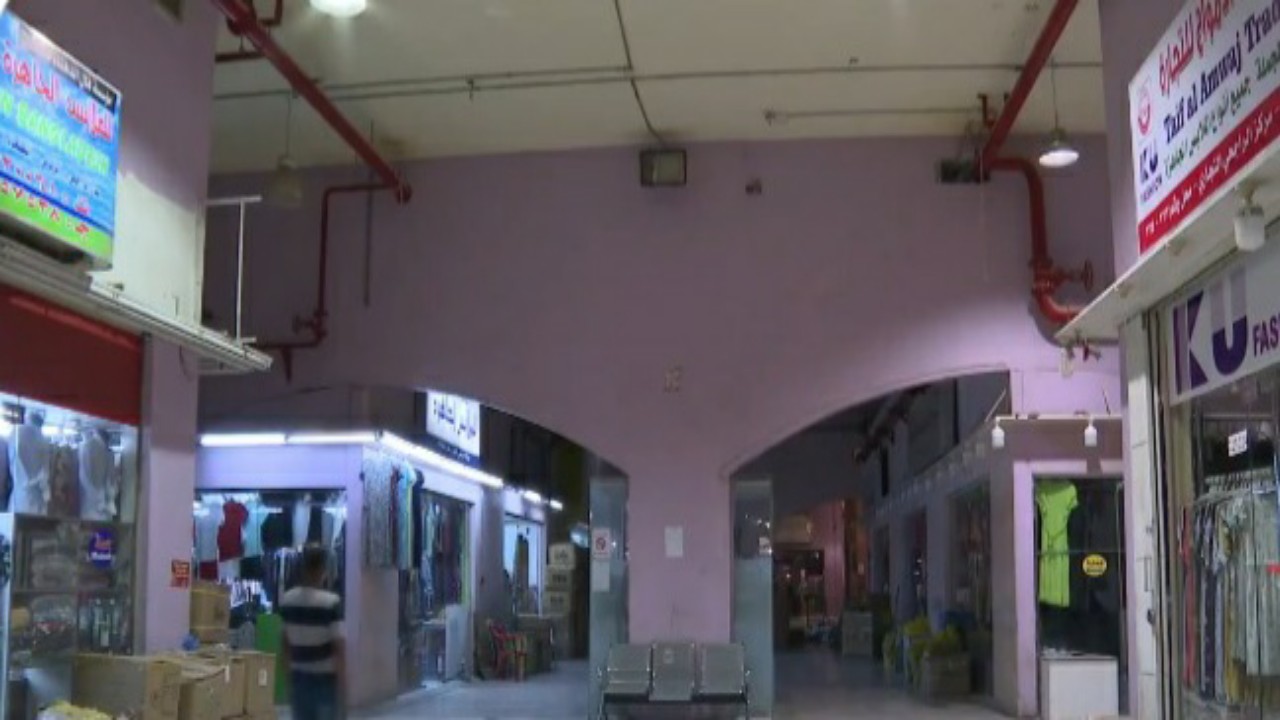 عمالة سائبة تشغل سوقا وسط الرياض عبر مولدات كهربائية وتؤجر المحلات للمخالفين &#8220;فيديو&#8221;  