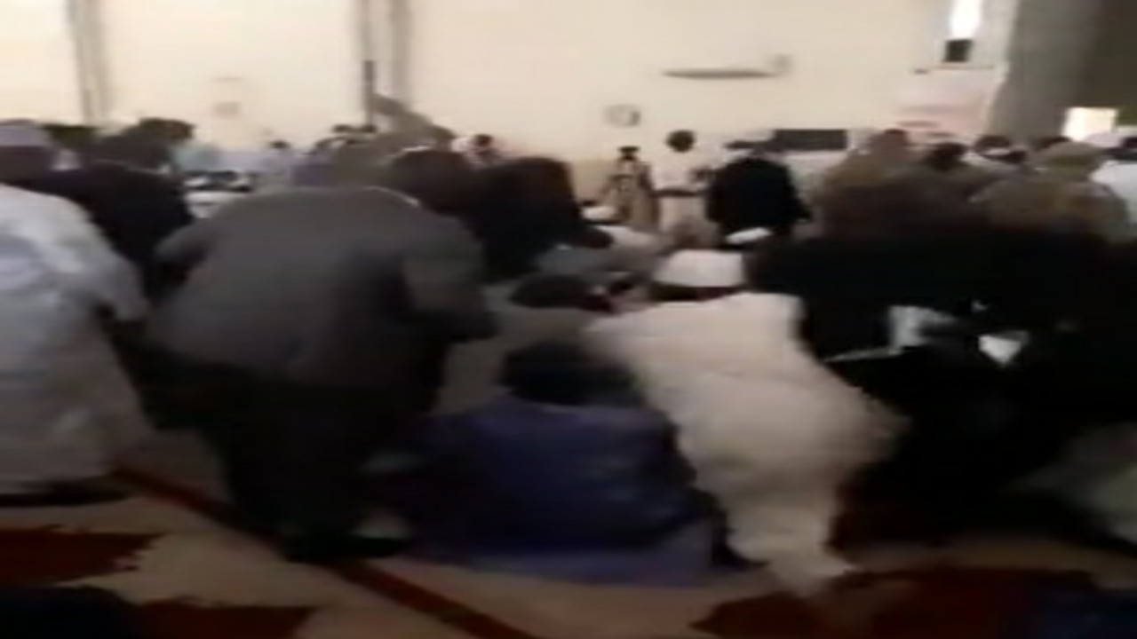 شاهد.. لحظة الهجوم على رئيس مالي المؤقت داخل مسجد أثناء صلاة العيد  