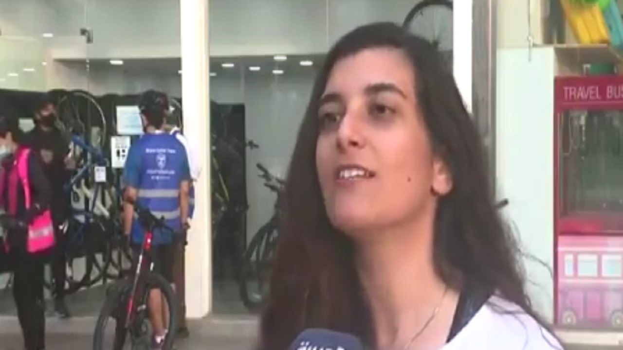 بالفيديو .. قصة بائعة كونت فريقًا لتعليم النساء قيادة الدراجات في جدة