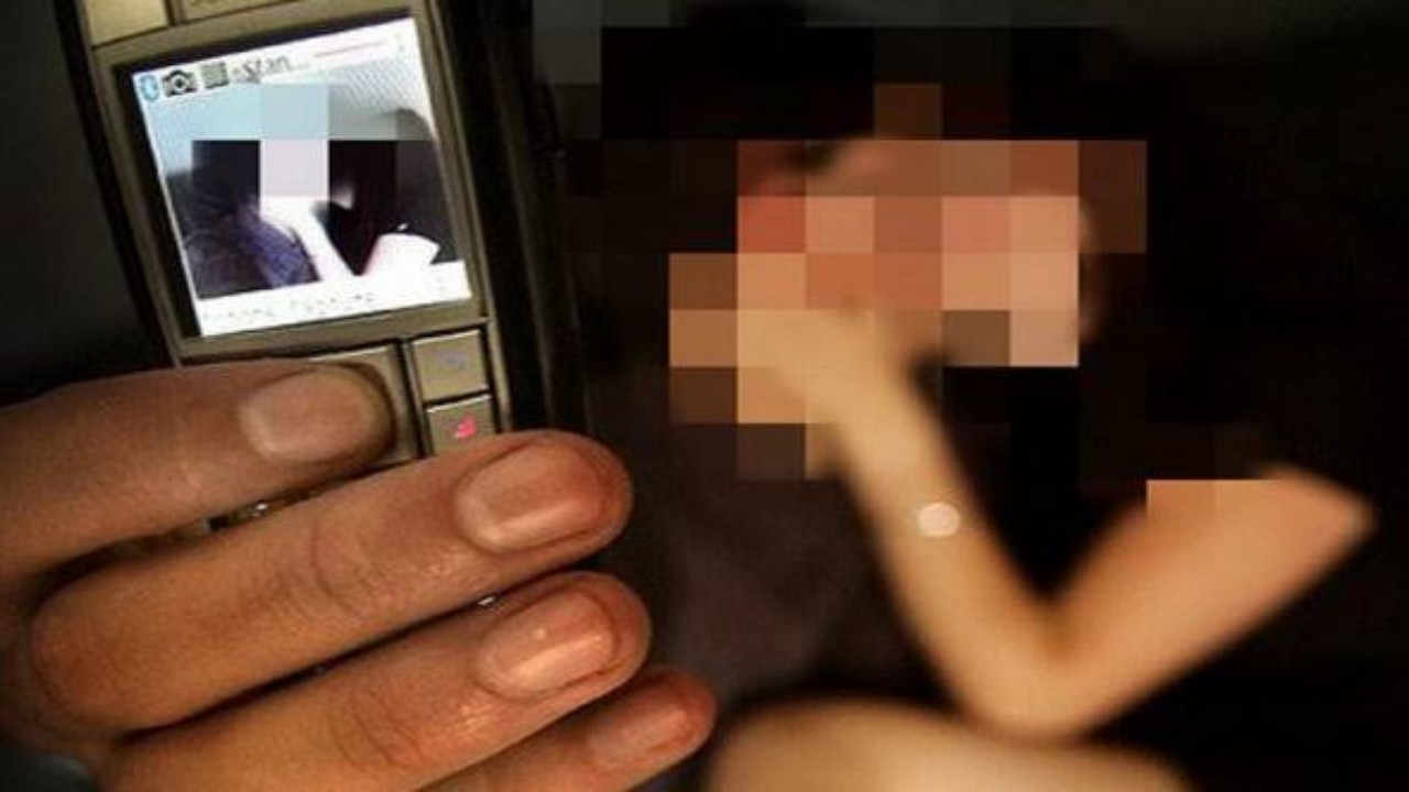 شخص يتعرض للابتزاز ونشر فيديوهات إباحية له مع 20 امرأة