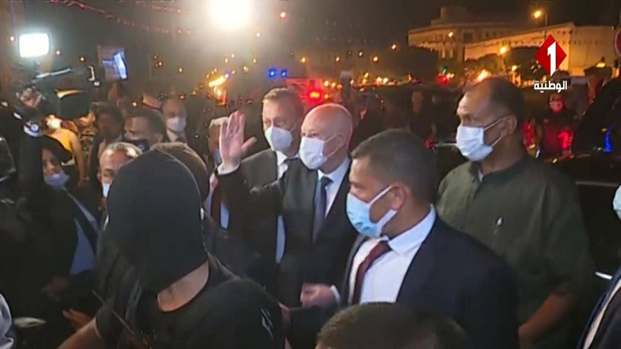 فيديو.. الرئيس التونسي ينزل الشارع ويحتفل مع شعبه بإقالة الحكومة