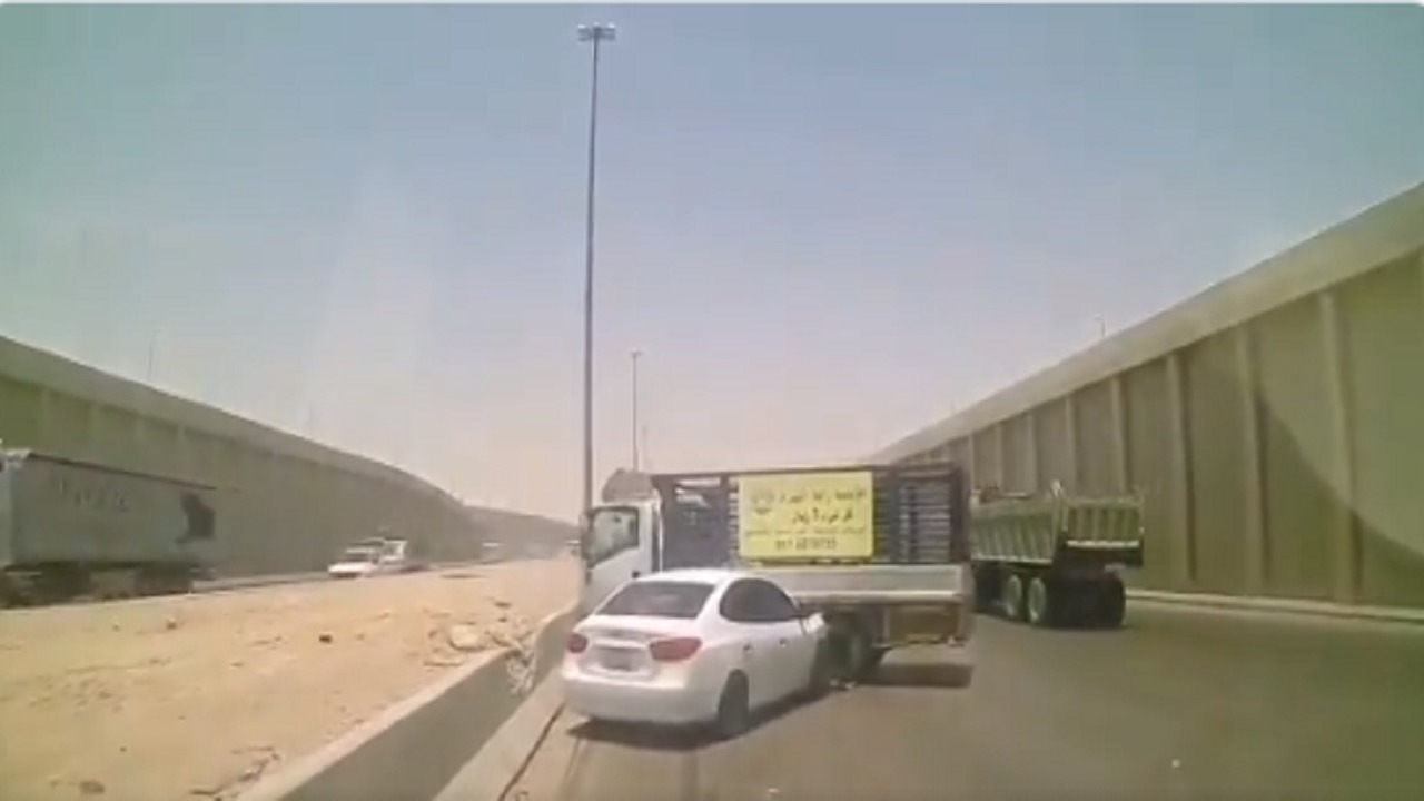 بالفيديو.. حادث مروري على طريق الرياض الخرج