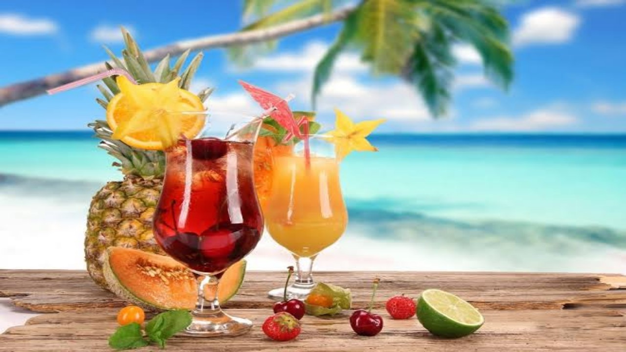 أطعمة ومشروبات تساعد على ترطيب الجسم وحمايته خلال الصيف