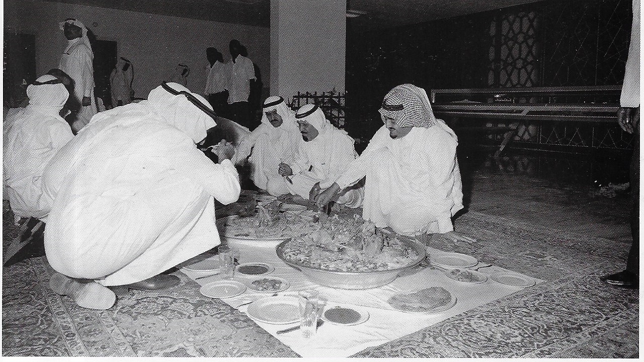 صورة نادرة لمأدبة عشاء أقامها وزير التخطيط لـ الملك فهد عام 1975م