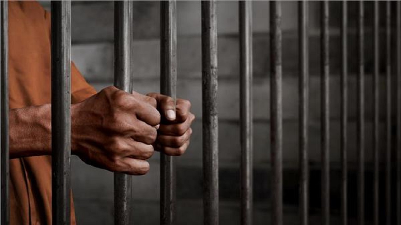 سجن سبعيني بعد عقود من اغتصابه طفله بعمر 13 عاما